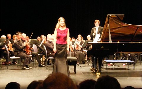 Melanie accepting applause